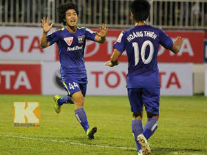 Bóng đá - Công Phượng và đồng đội khiến sân Pleiku "vỡ òa"