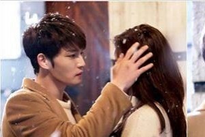 Kim Jae Joong khoe ảnh  tình tứ  với bạn diễn nữ