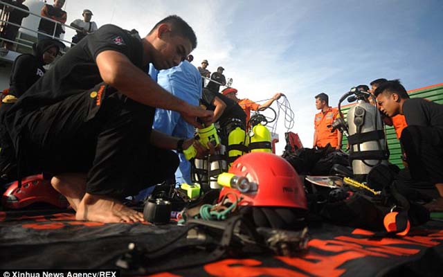 Thợ lặn kể chuyện vật lộn với biển dữ, vớt nạn nhân QZ8501