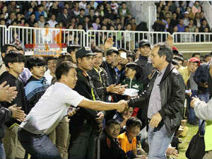 Bóng đá - Khán giả tràn xuống sân Pleiku: Bầu Đức chỉ bị nhắc nhở?