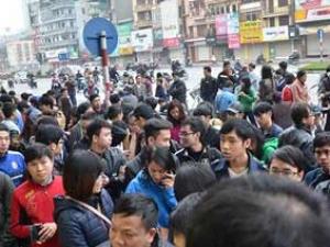 Tin tức trong ngày - Hàng trăm người xếp hàng từ tờ mờ sáng mua vé xe Tết