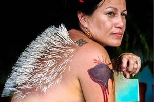 Phi thường - kỳ quặc - Người phụ nữ cắm 2.500 cây kim lên cơ thể