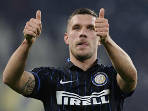 Bóng đá - Podolski kinh ngạc khi thấy đồng đội "mắng" nhau té tát