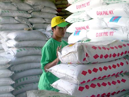 Thị trường - Tiêu dùng - Yêu cầu giảm giá phân bón, thức ăn chăn nuôi