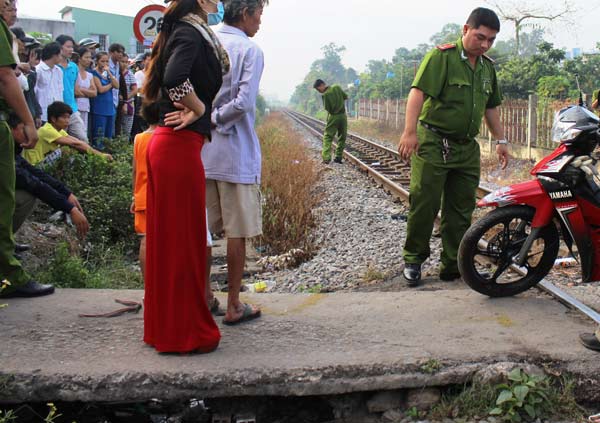 Tin tức trong ngày - Vượt đường sắt, 1 phụ nữ bị tàu hỏa tông chết gần "cầu gió bay"