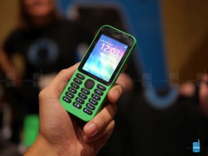 Dế sắp ra lò - Cận cảnh Nokia 215 giá siêu rẻ của Microsoft