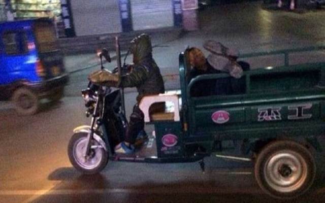 Bạn trẻ - Cuộc sống - Cậu bé "tí hon" lái xe ba gác đưa cha say rượu về nhà