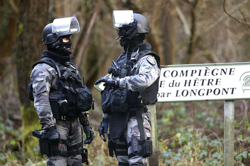 Pháp: Phát hiện dấu vết kẻ khủng bố trong rừng