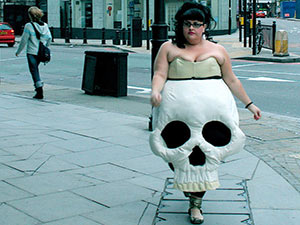 Cười 24h - Những mốt thời trang "gấy sốc" trên đường phố