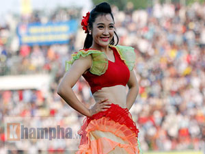 Bóng đá - Fan nữ khoe sắc trong trận "derby miền Tây"