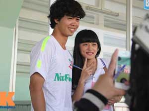 Bóng đá - Công Phượng  khiến fan nữ "phát sốt" ở sân Long An