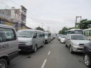 Tin tức trong ngày - “Chỉ được mua ô tô khi có bãi đậu”: Kẻ mừng người lo