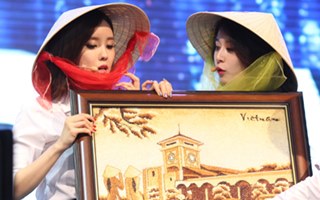 T-ara háo hức đội nón lá, nhận tranh gạo từ fan