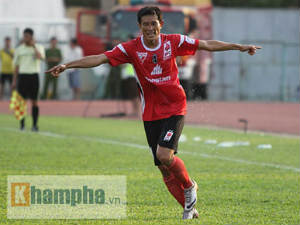 Bóng đá - Xé lưới HAGL, Chí Công ăn mừng như Ronaldo