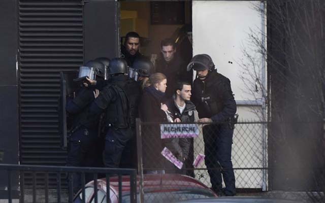 Pháp: Con tin bị bắn chết vì cướp súng kẻ bắt cóc
