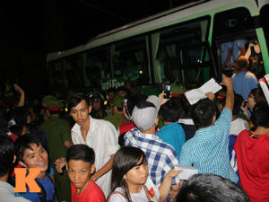 Bóng đá - Thua trận, các cầu thủ HAGL vẫn bị fan vây kín