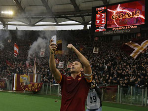 Bóng đá - Lập cú đúp, Totti "tự sướng" ngay trên sân