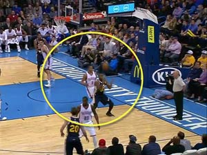 Thể thao - NBA: Ghi điểm bằng cú ném rổ ngược cực dị