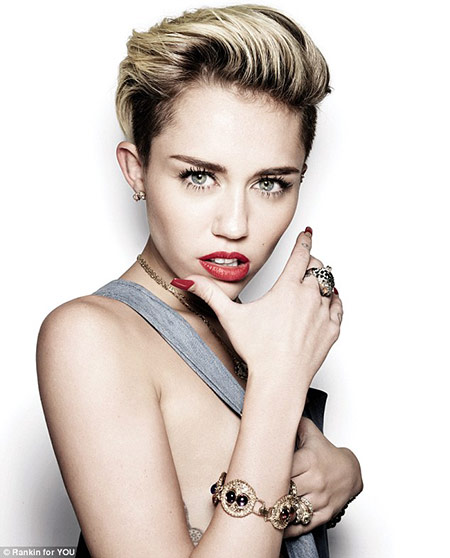Miley Cyrus hút điếu cần sa cực lớn “trêu tức” dư luận