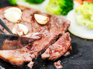 Thưởng thức nét độc đáo mới lạ của bò Nhật nướng đá