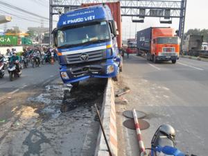 Video An ninh - Tài xế buồn ngủ, xe container “đại náo” xa lộ Hà Nội