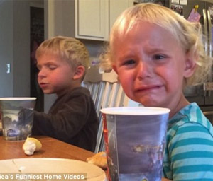 Bạn trẻ - Cuộc sống - "Cụ non" 5 tuổi khuyên em gái thắng giải clip hài nhất Mỹ