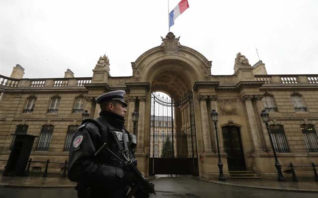 Nữ cảnh sát Pháp bị tấn công ngay trước dinh tổng thống