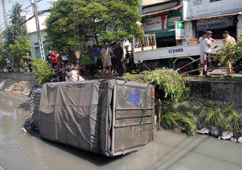 Tin tức trong ngày - TPHCM: Xe tải lao mình xuống kênh, "tắm" nước đen
