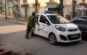 Tin tức trong ngày - Clip: Cảnh sát lấy thân mình chặn taxi, tài xế vẫn cố tình vút chạy