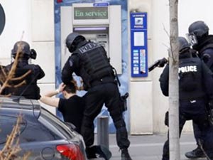 Tay súng điên bắt cóc con tin ở bưu điện gần Paris