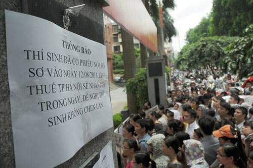 Tin tức trong ngày - HN: Người ngoại tỉnh thi công chức phải có bằng ĐH loại giỏi