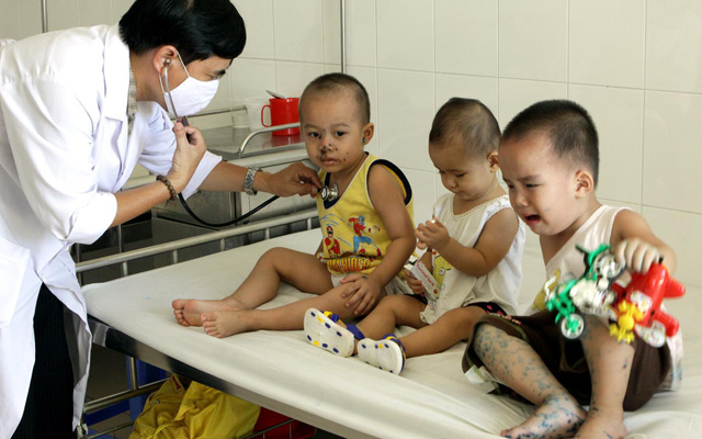 Sức khỏe đời sống - Dùng thuốc tê cho trẻ mắc tay chân miệng