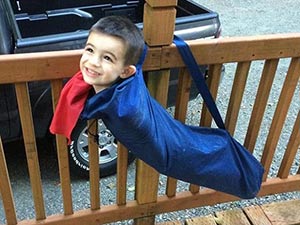 Cười 24h - Không nhịn nổi cười với tai nạn "khó đỡ" của bé