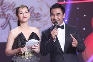 Ca nhạc - MTV - "Gái 1 con" Quỳnh Chi khoe vai trần bên Quyền Linh
