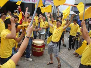 Bóng đá - CĐV Thanh Hóa làm "náo động" phố Núi Gia Lai