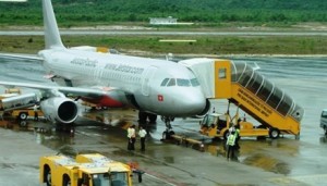 Tin tức trong ngày - Máy bay Jetstar trễ 4 giờ, hành khách đòi lại tiền