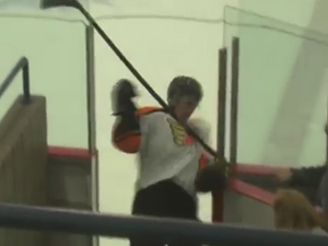 Thể thao - Cầu thủ hockey "tự mình hại mình"