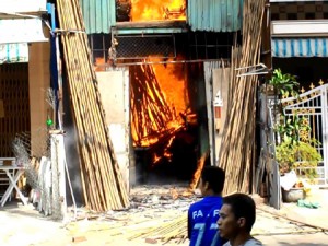 Tin tức trong ngày - Sau 2 tiếng nổ lớn, cơ sở mây tre đan cháy ngùn ngụt