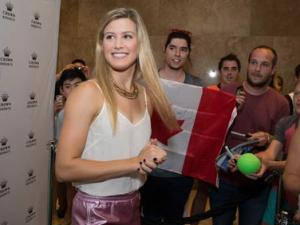 Thể thao - Federer đầy lịch lãm, Bouchard khoe dáng ngọc