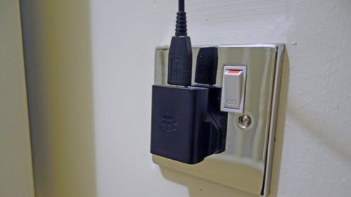 Công nghệ thông tin - Nên sạc điện thoại qua đêm hay không?