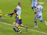 Bóng đá - Kompany mắc bẫy Monreal, Man City bị thổi penalty