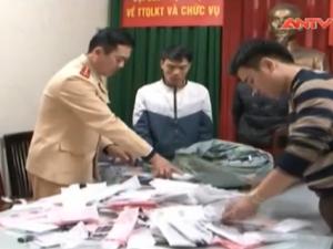 Thị trường - Tiêu dùng - Bắt gần 1000 điện thoại lậu "nằm" dưới gầm xe container