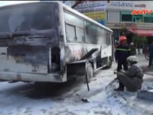 Video An ninh - Ô tô đưa đón học sinh bốc cháy ngùn ngụt giữa đường