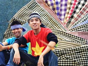Bí quyết mặc đẹp - Khăn rằn Nam Bộ, phụ kiện “bất ly thân” của dân phượt