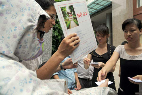 Tin tức trong ngày - “Siết” người ngoại tỉnh thi công chức: “Lạm phát” tiến sĩ?