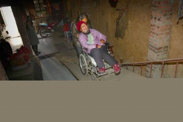 Bạn trẻ - Cuộc sống - Ông lão 69 tuổi đóng từng bậc thang tình yêu cho vợ