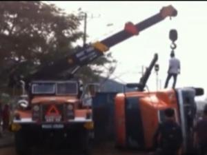 Video An ninh - Nổ lốp khi đang chạy, xe container lật ngang