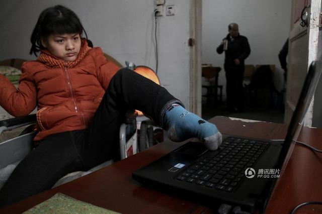 Bạn trẻ - Cuộc sống - Cảm động ý chí cô gái bại não viết tiểu thuyết bằng chân trái