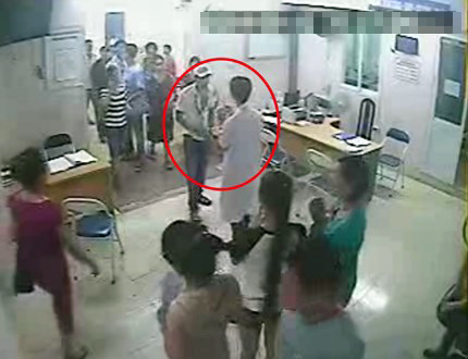 Tin tức trong ngày - Cãi nhau về nghiệp vụ, 2 bác sĩ "choảng" nhau