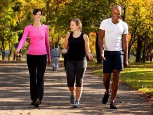 Sức khỏe đời sống - Đi bộ theo nhóm giúp giảm đột quỵ, đau tim, trầm cảm